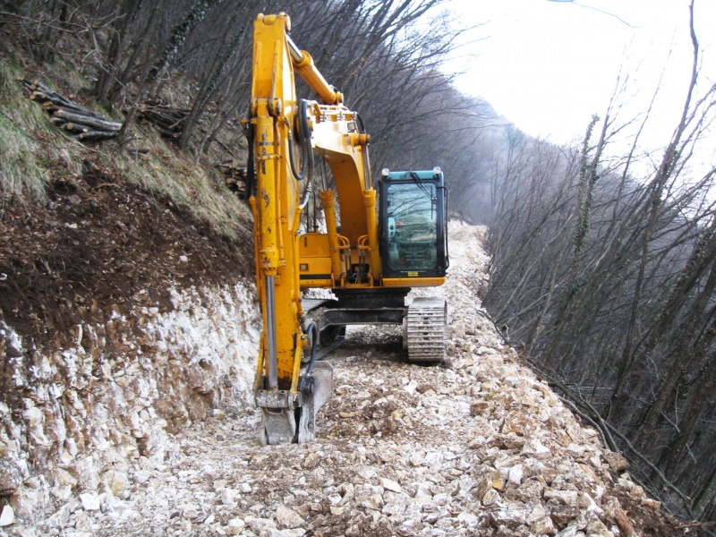 Realizzazione, risanamento e consolidamento stradale forestali e sentieri